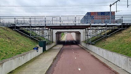 brug over fietspad geconstrueerd