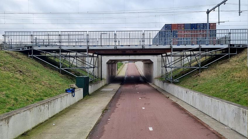 brug over fietspad geconstrueerd