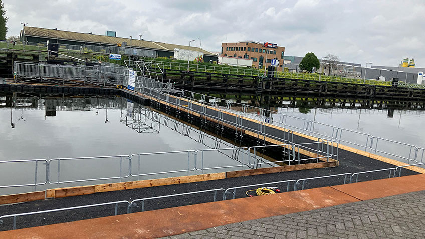 brug over kanaal voetgangers tijdelijk
