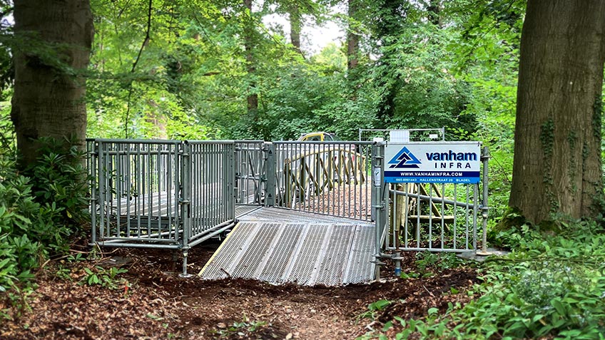 tijdelijke brug in het bos