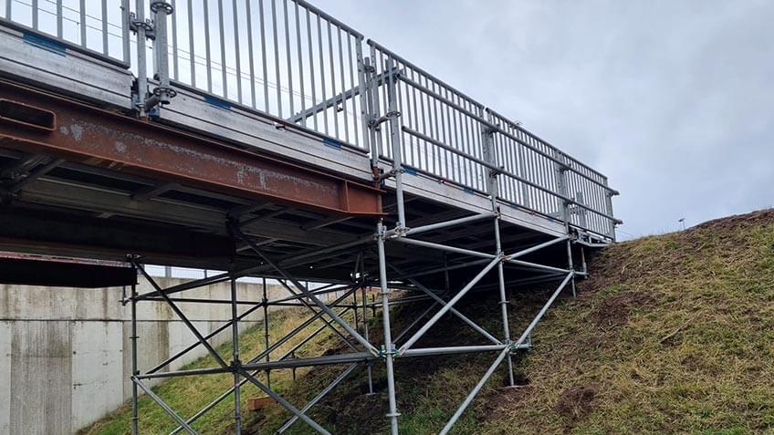 tijdelijke brug over fietspad