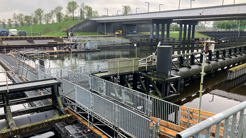 tijdelijke brug over kanaal