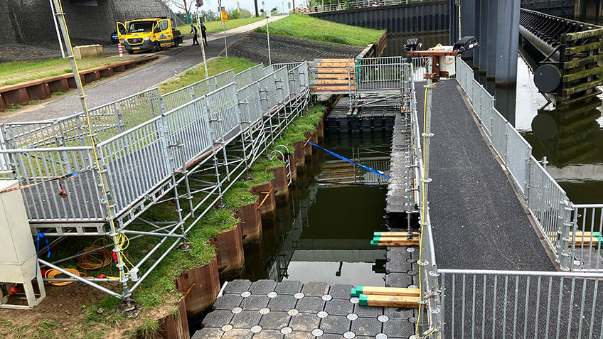 hellingbaan over kanaal tijdelijk