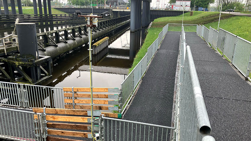 tijdelijke hellingbaan over kanaal