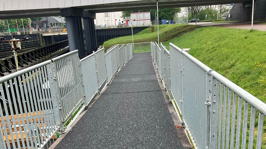 tijdelijke hellingbaan over kanaal voetgangers