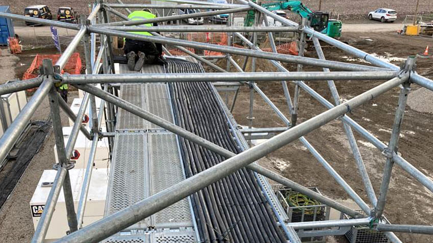 kabels op hoogte door tijdelijke kabelbrug