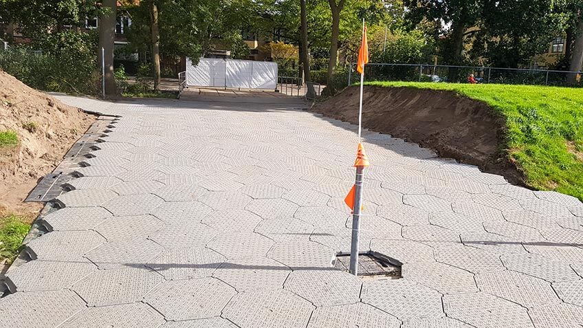 tijdelijk voetpad als golfbaan