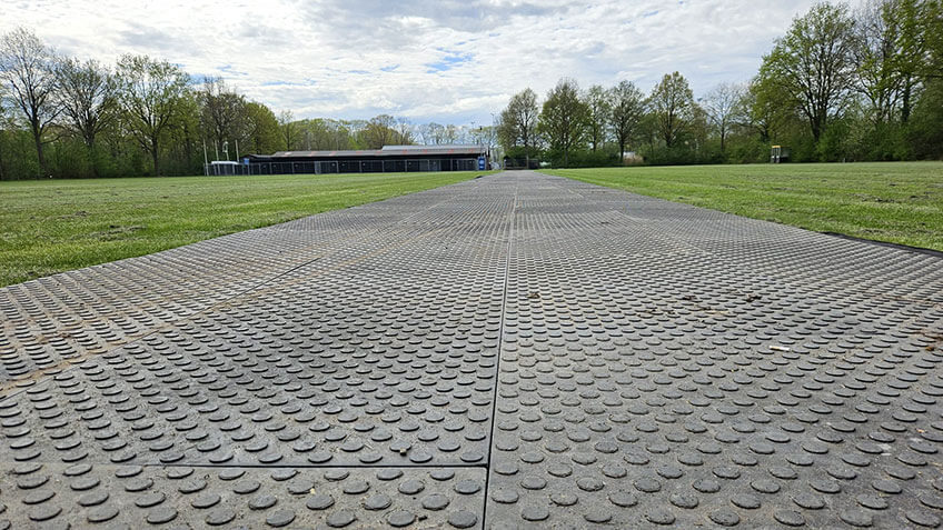 tijdelijke weg aanrijroutes grasvelden