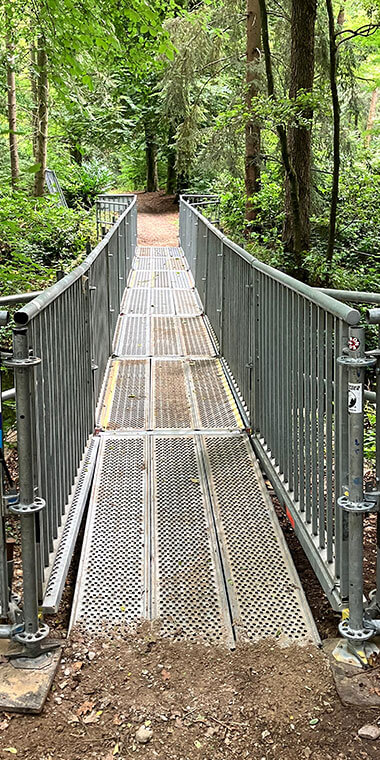huur tijdelijke brug met relingen