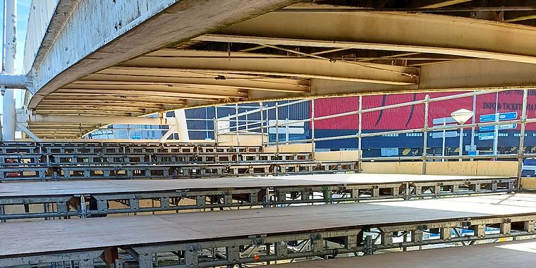 groot werkplatform onder brug huren
