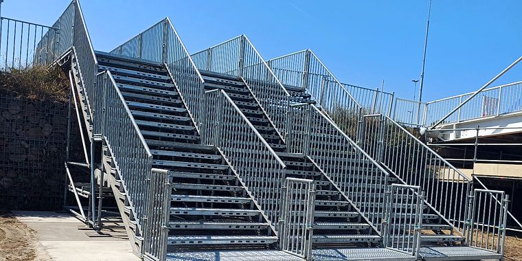 tijdelijke brug huren met brede trappen