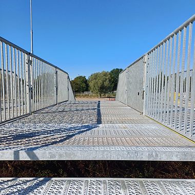 tijdelijke brug platform met relingen