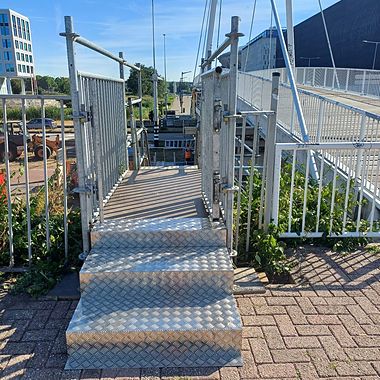 tijdelijke opstaptrap voetgangersbrug