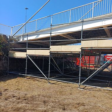 werksteigers onder voetgangersbrug