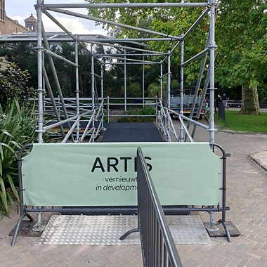 hellingbaan artis met afzethekken