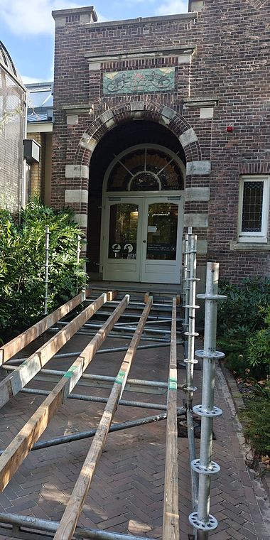 opbouw hellingbaan nooduitgang apenhuis