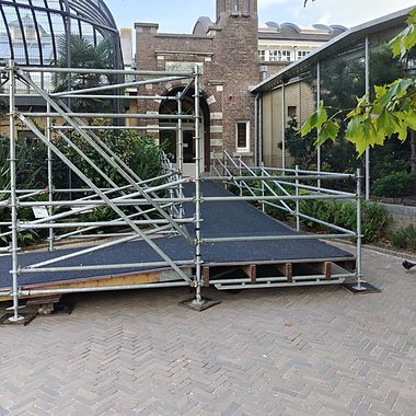 tijdelijke hellingbaan apen en vogelhuis