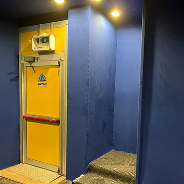 tijdelijke trappentoren nooddeur nooduitgang