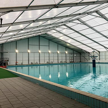 tent over zwembad met heteluchtverwarming