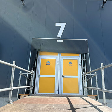 tijdelijke hellingbaan nooddeur evenement