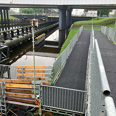 tijdelijke brug met relingen verlichting die reageert op beweging